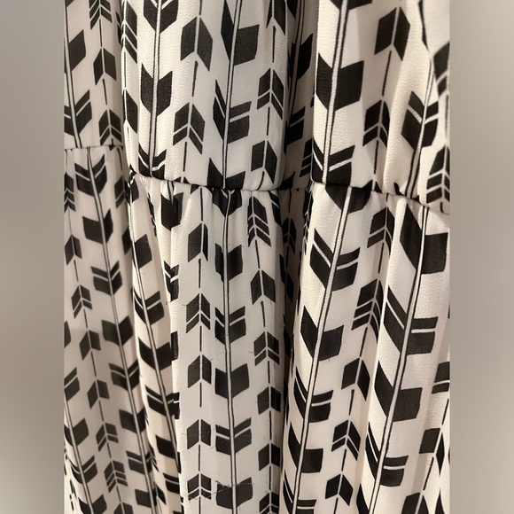 Torrid Black White Arrow Print Halter Maxi Dress - Picture 4 of 11